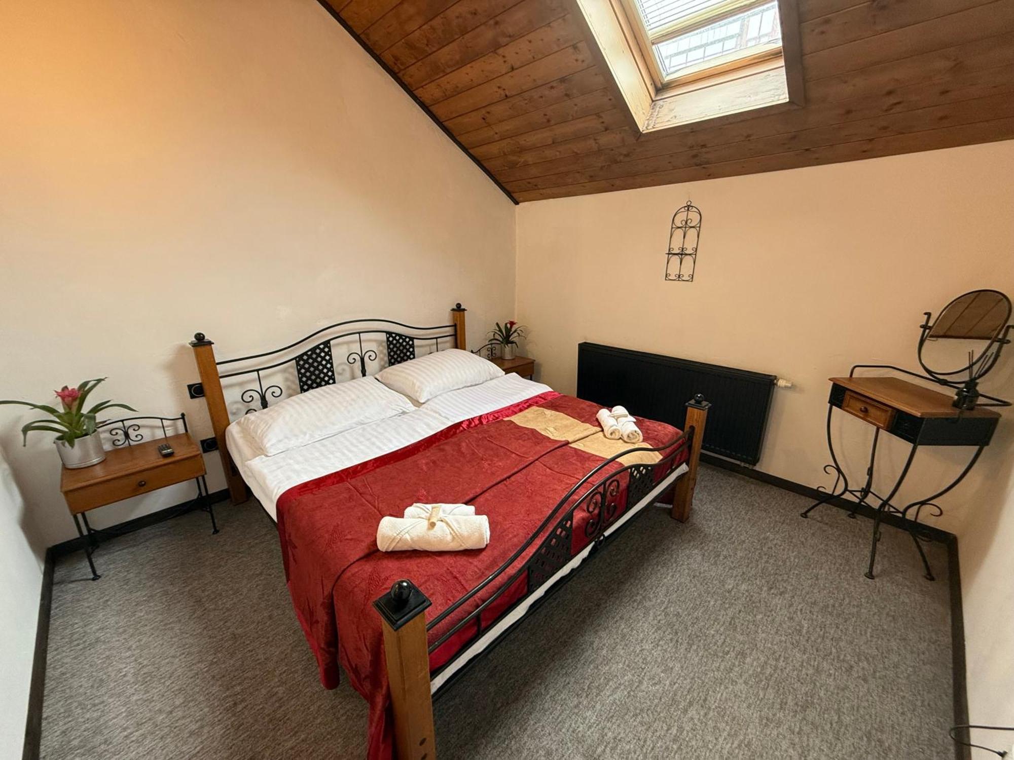 Hotel Plzensky Dvur Frydek-Mistek Bagian luar foto