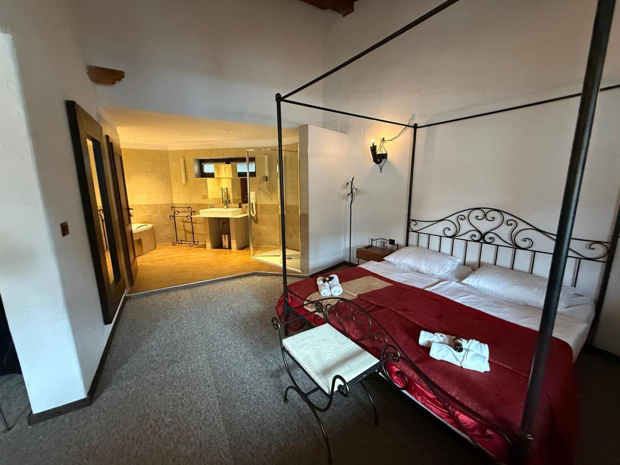 Hotel Plzensky Dvur Frydek-Mistek Bagian luar foto