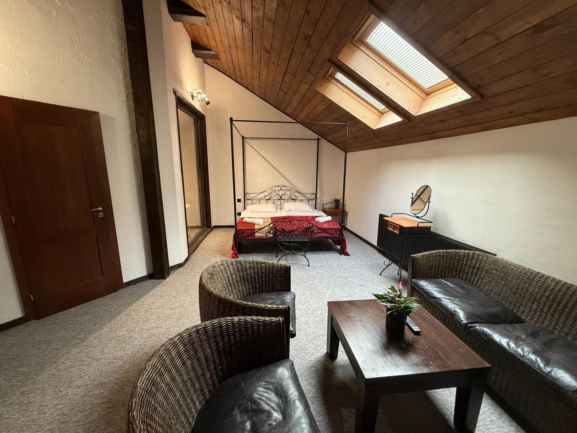 Hotel Plzensky Dvur Frydek-Mistek Bagian luar foto