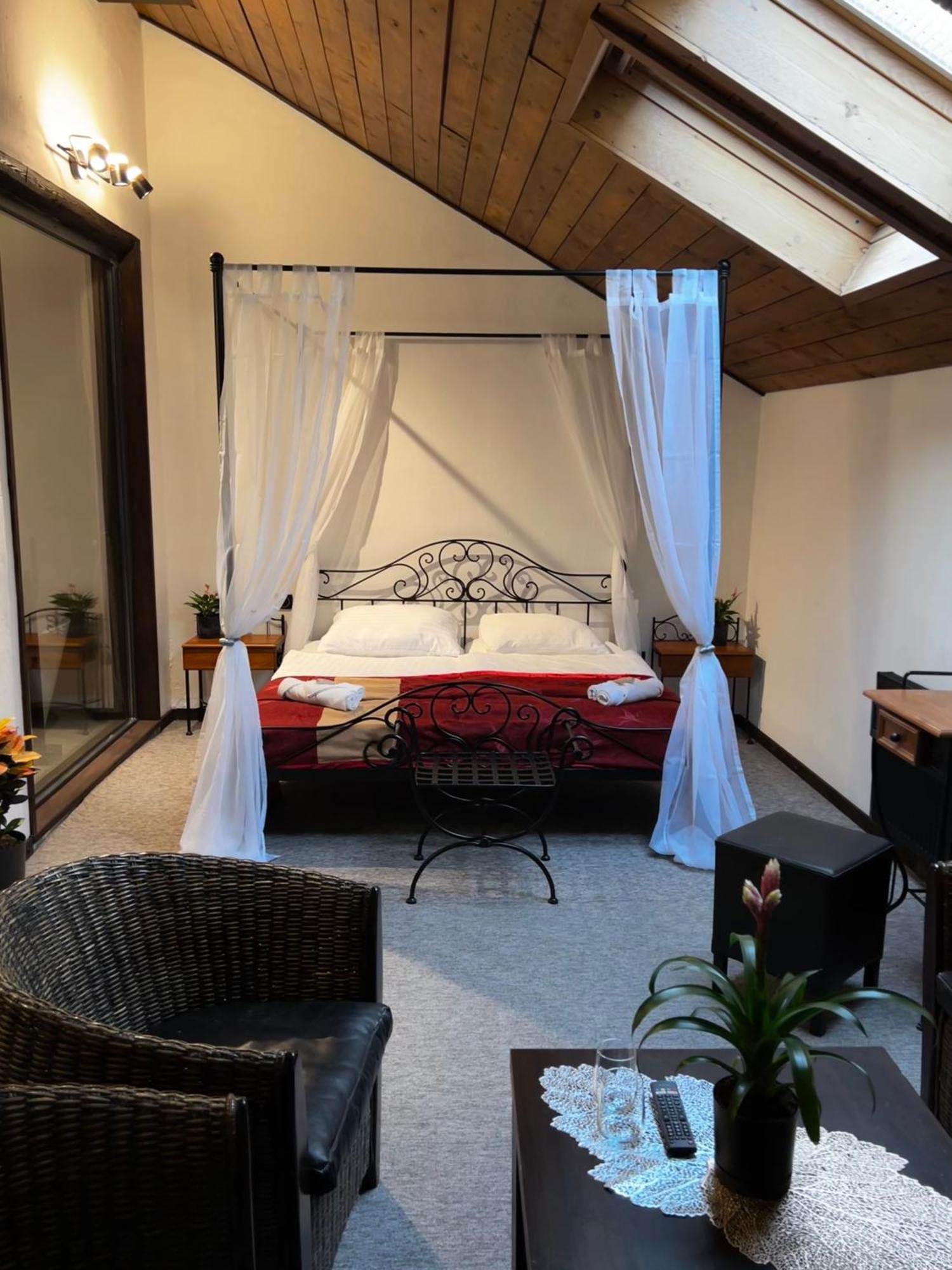 Hotel Plzensky Dvur Frydek-Mistek Bagian luar foto