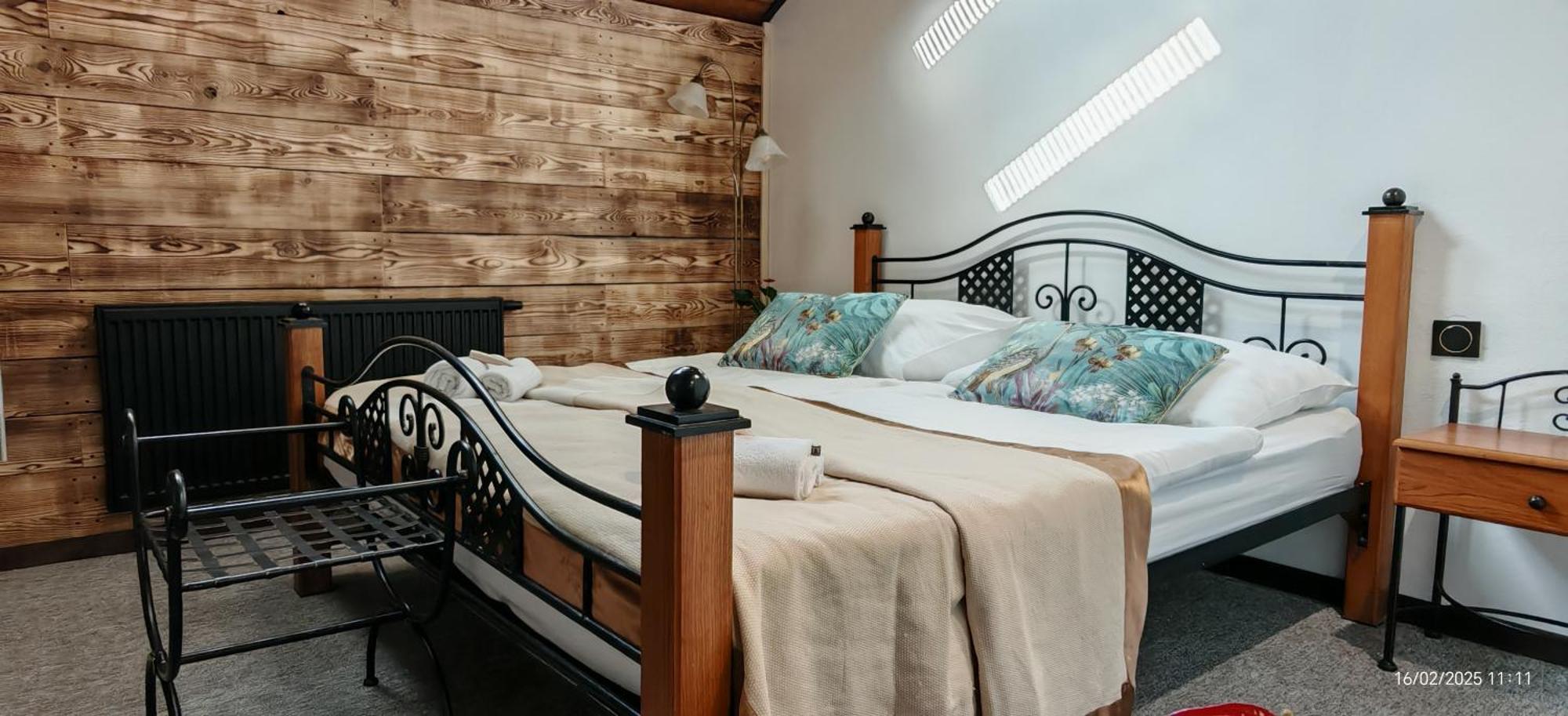 Hotel Plzensky Dvur Frydek-Mistek Bagian luar foto